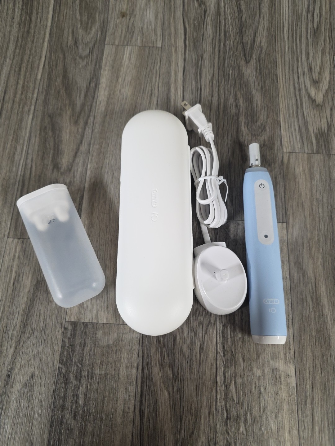 Oral-B iO Electric Rotating Toothbrush Light Blue White No Heads Travel Case