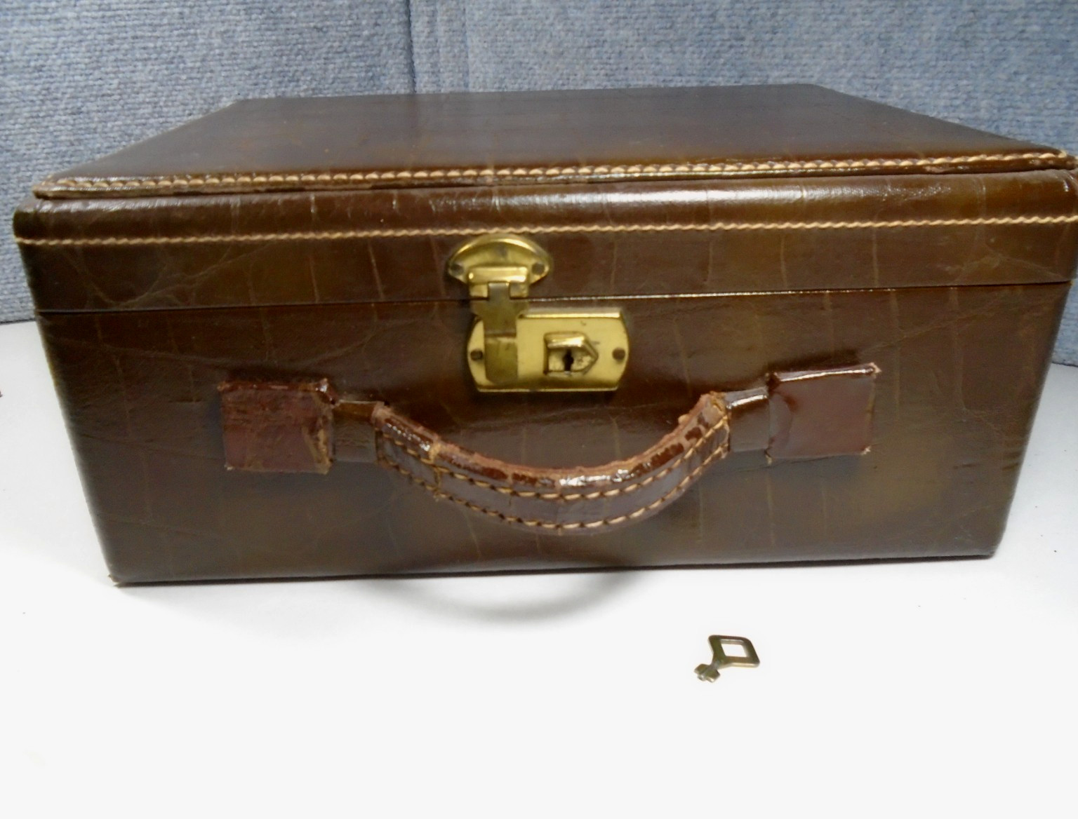 VINTAGE CROCODILE EMBOSSED "SOPHISTI CASE" US TRUNK CO. TRAIN CASE/WITH KEY