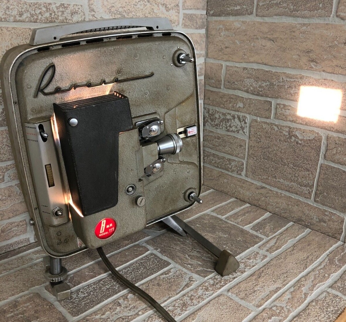VINTAGE REVERE 8mm PROJECTOR W/ CASE - MODEL P-777 - TESTED