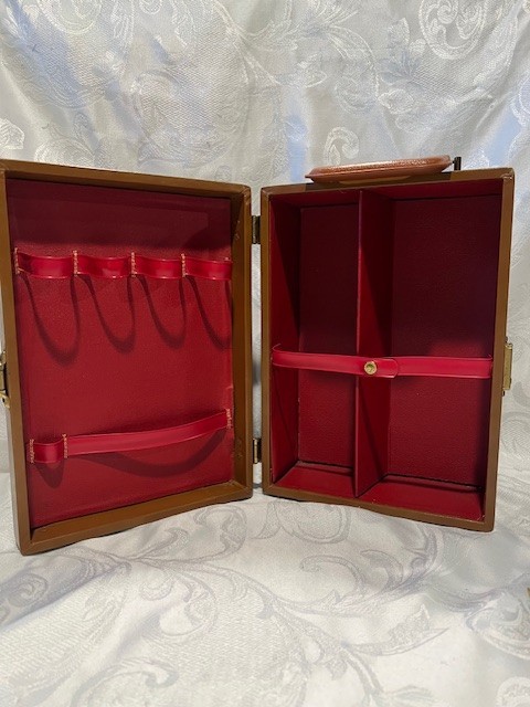 Vtg. 1960's Travelling leatherette Portable Liquor suitcase