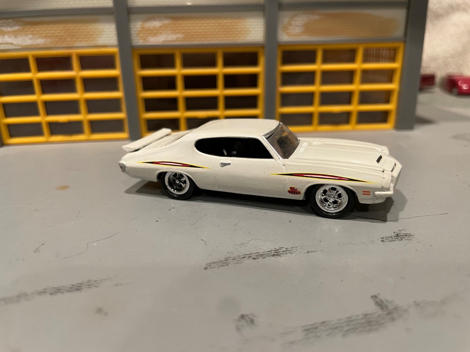 1/64 J.L. 1970 PONTIAC GTO JUDGE/WHITE/BLACK INT 455 V8/HOOD TACH/REAR SPOILER