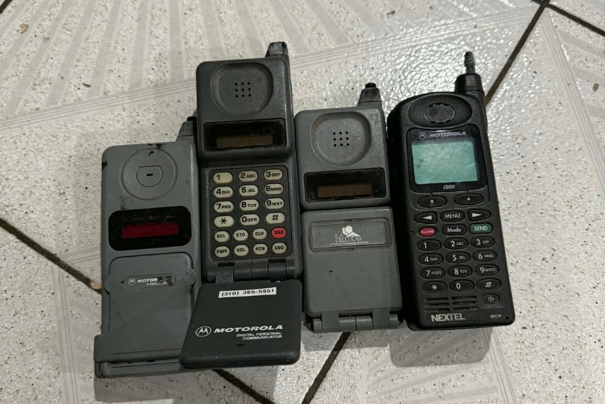 motorolla 67416a vintage old phones read description (4) phones