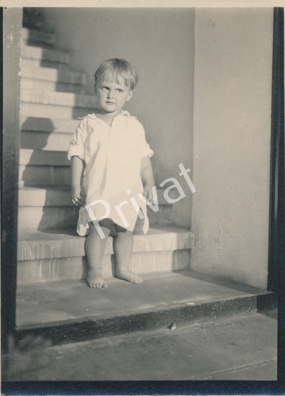 Art - Photo Child in Nightdress L1.05