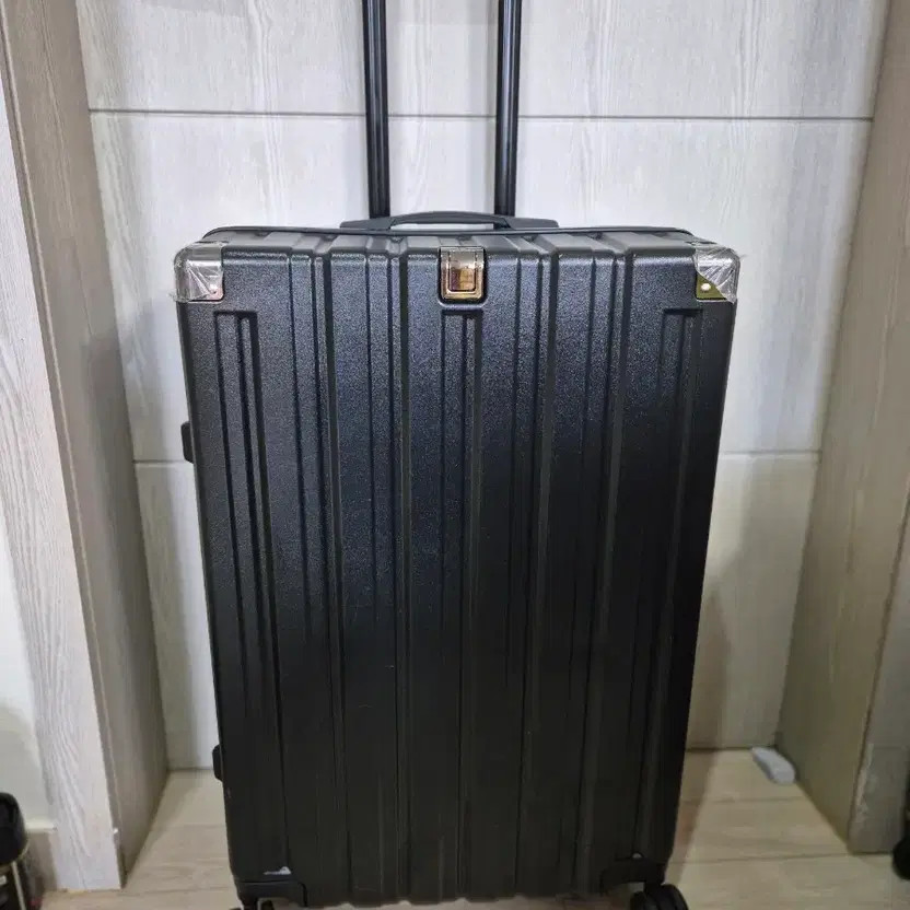 28-inch Hard Shell Travel Suitcase Carry-On Luggage