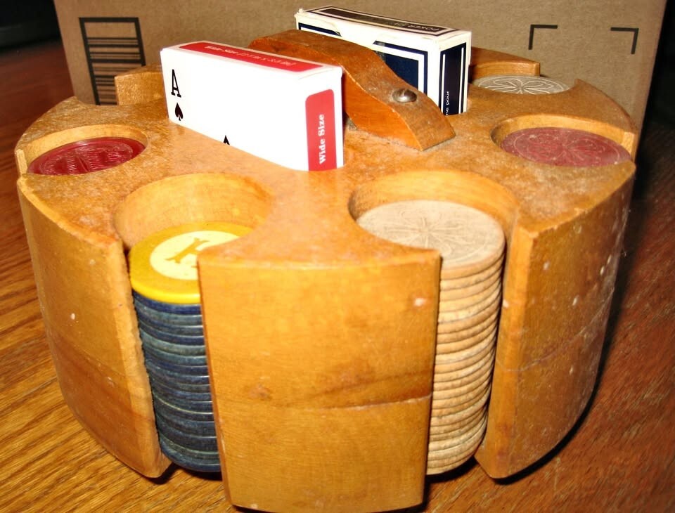 VINTAGE '50'S-'60'S WOODEN POKER CHIPS CADDY W/ BAKELITE CHIPS