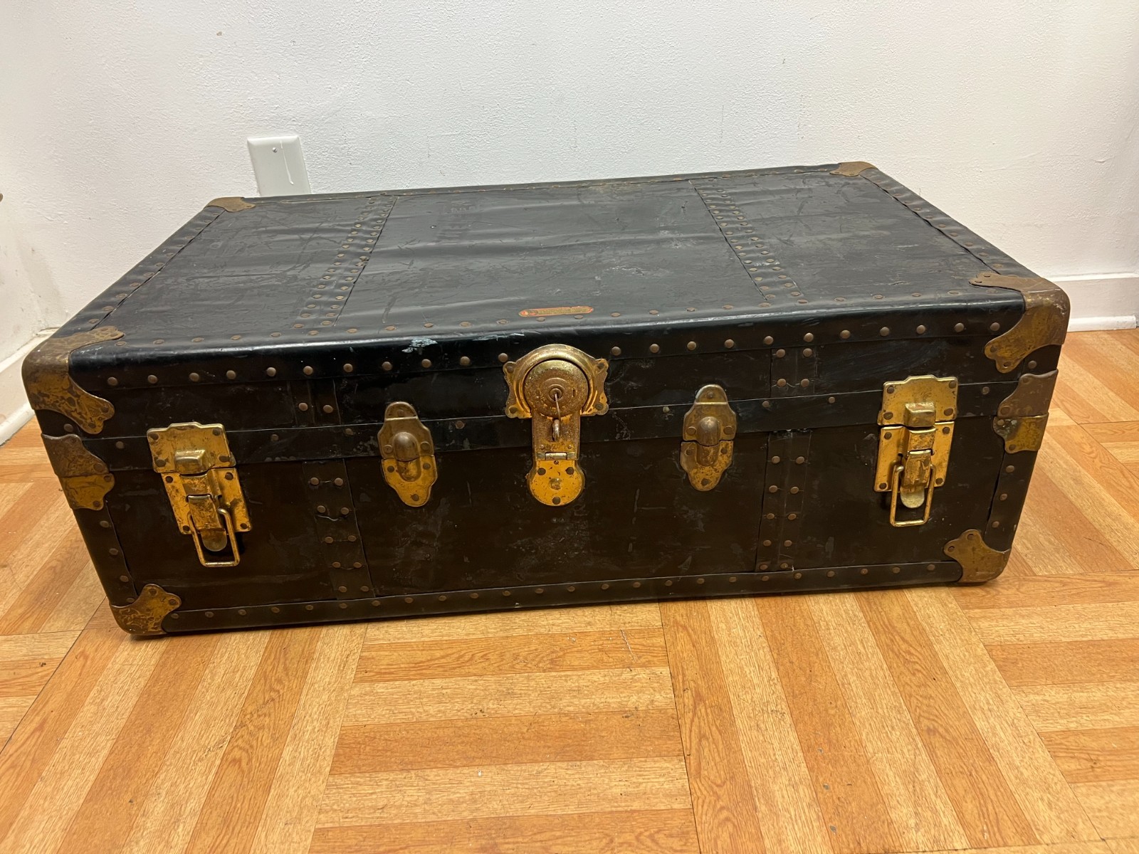 Vintage STEAMER TRUNK w Key chest coffee table storage box antique case flat top