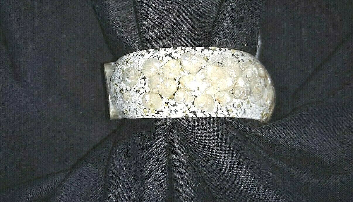 VTG LUCITE CLAMPER CONFETTI BRACELET WHITE SEA SHELLS