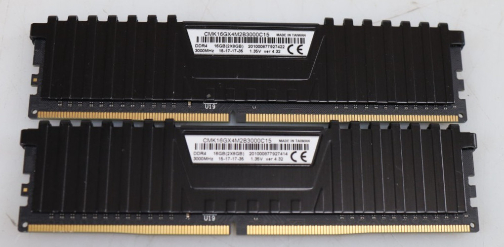 Lot 2x 8GB (16GB) Corsair Vengeance LPX CMK16GX4M2B3000C15 DDR4-3000 Memory