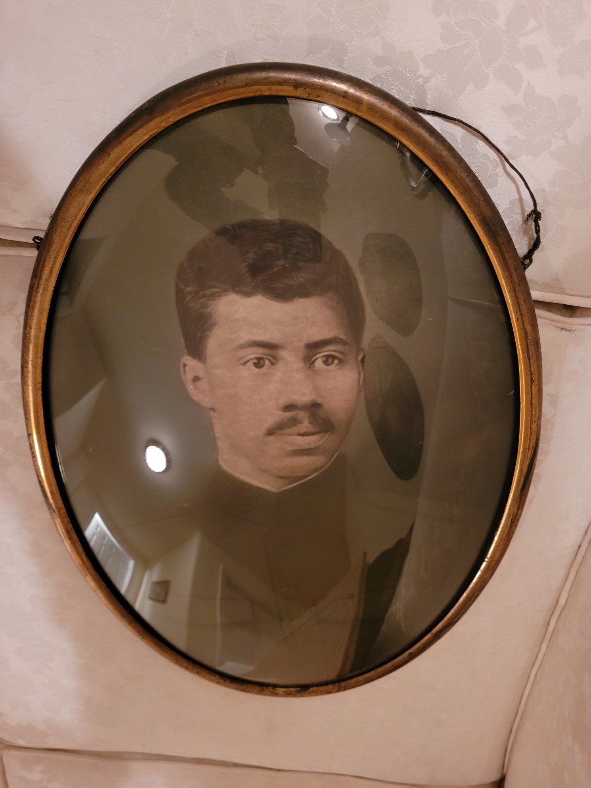 RARE AFRICAN AMERICAN SOLDIER PORTRAIT WWW1 OVAL BUBBLEGLASS BRASS METAL FRAME