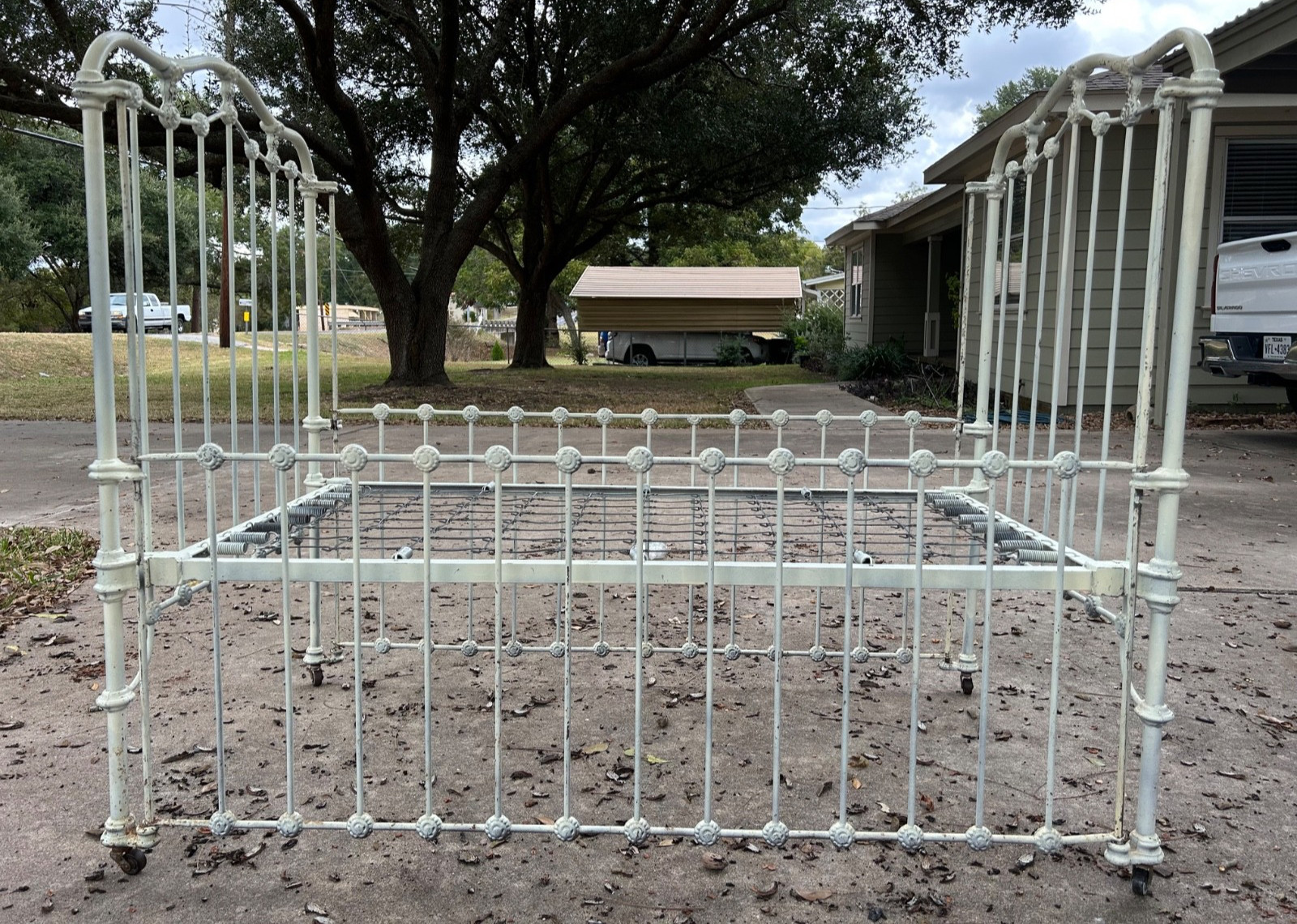 Antique metal baby bed/crib