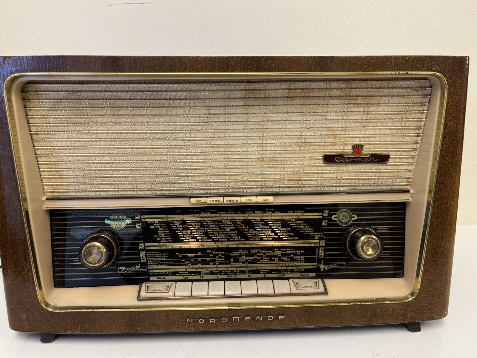 Vintage Nordmende Carmen 56 German Tube Radio. As Is Parts Only. Lights Up .