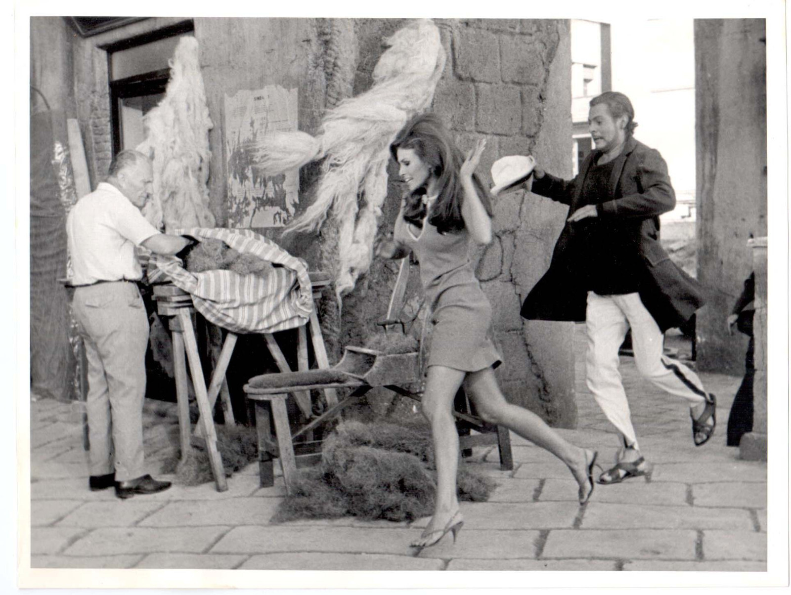 Original Press Photo Of RACHEL WELCH And MARCELLO MASTROIANNI (CHB)