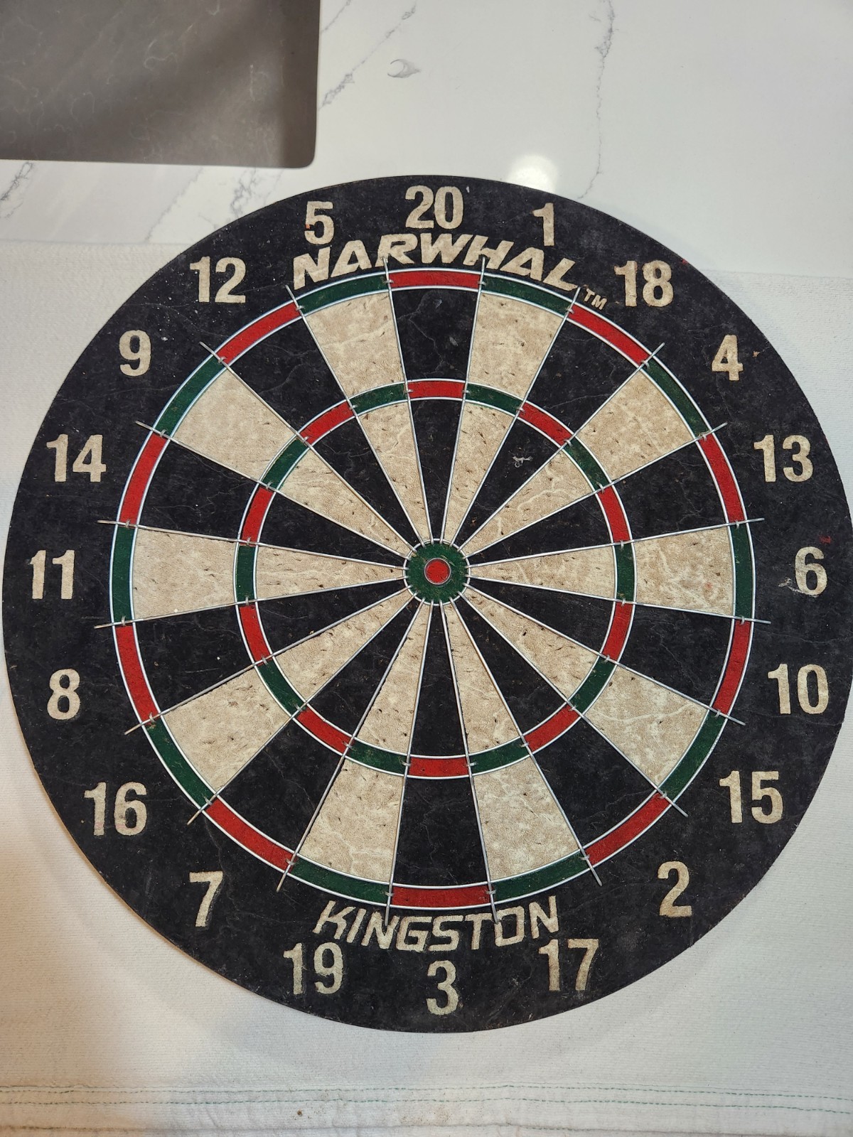 Narwhal Kingston Dartboard With 2 Sets Of Darts