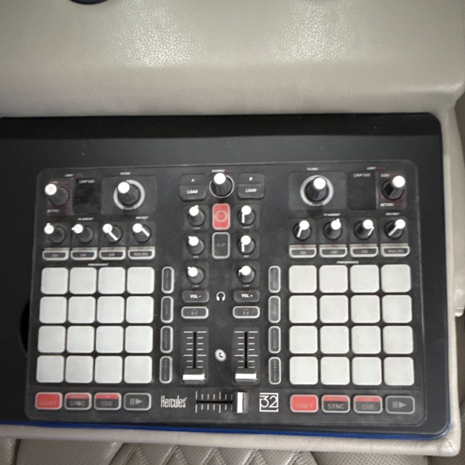 Hercules P32 DJ Double Deck Controller 32 Pads Loop Sampler Filter PC/Mac USB