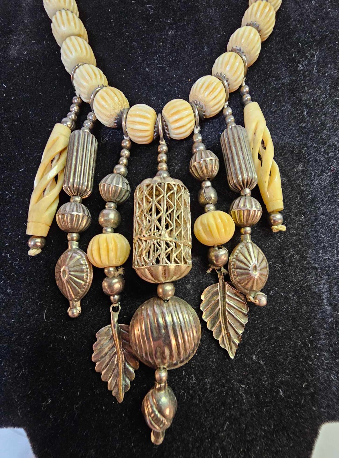 Vtg Boho statement Chic Cream Beads & Metal Necklace w/ Dangle Leaf 21"-READ- A5