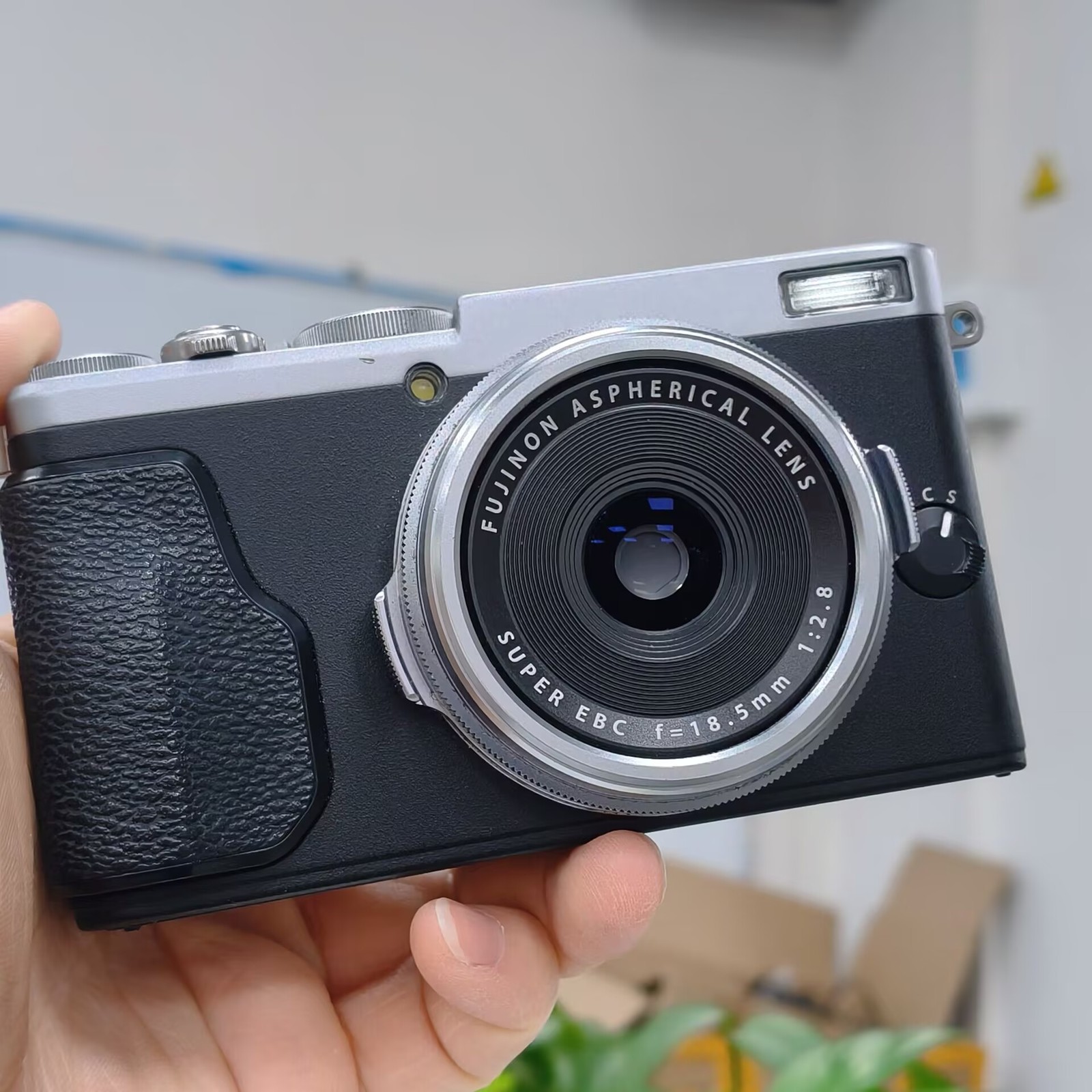 Fujifilm X70 16.3MP X-Trans CMOS II APS-C sensor Digital Camera English Language