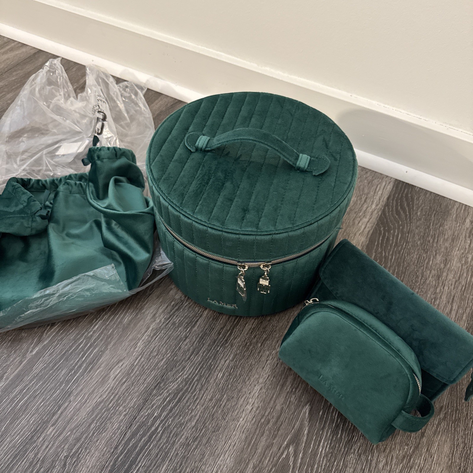 La Mer Gift Set Velvet Emerald Case with two travel pouch