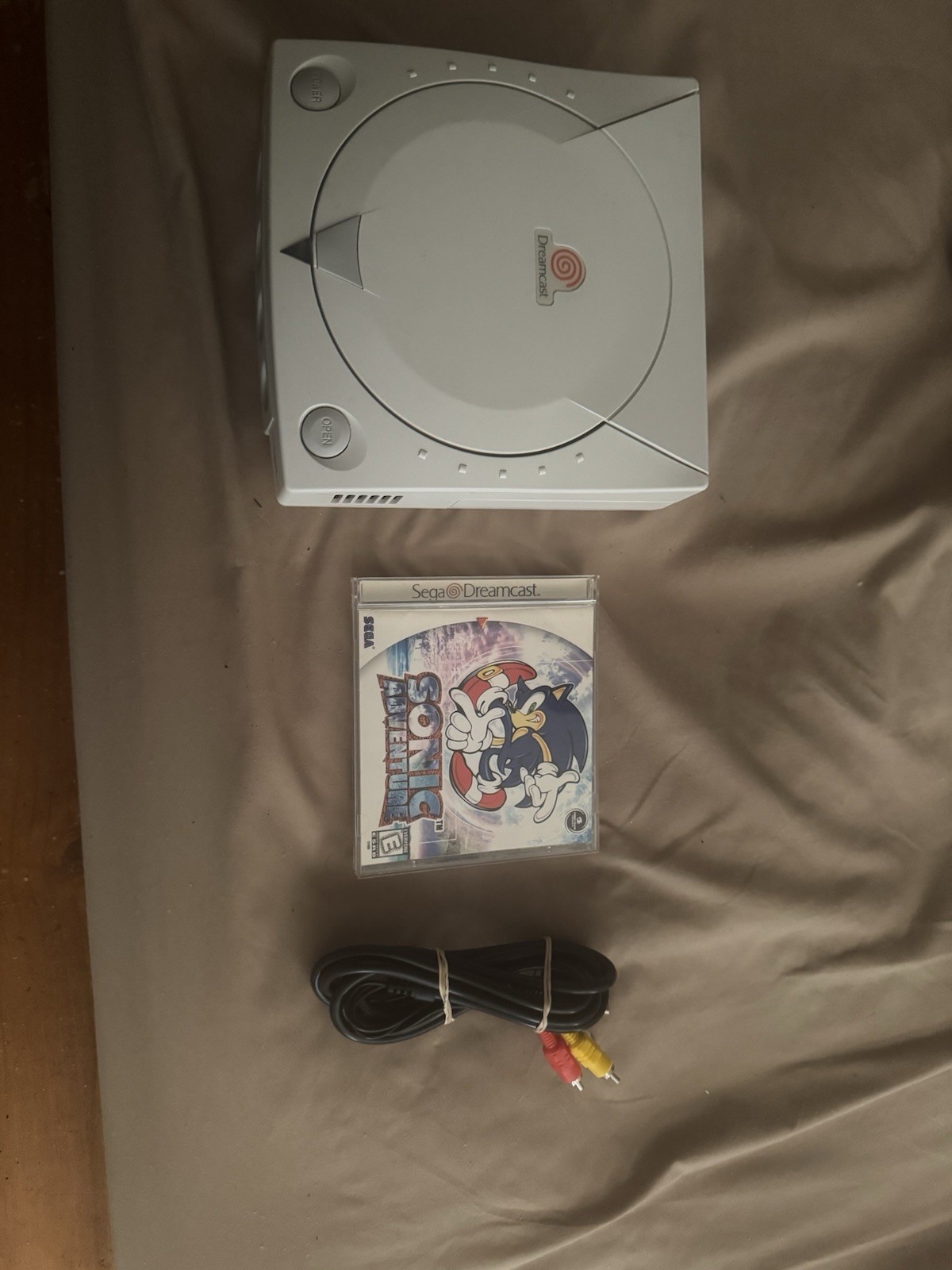 SEGA Dreamcast White Console w/ Controller, Sonic Adventure & Ready 2 Rumble
