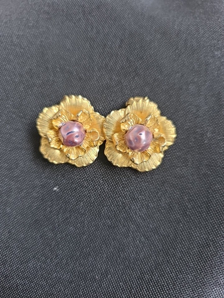 EARRINGS - VINTAGE GOLD-TONE CLIP-ON FLOWER EARRINGS