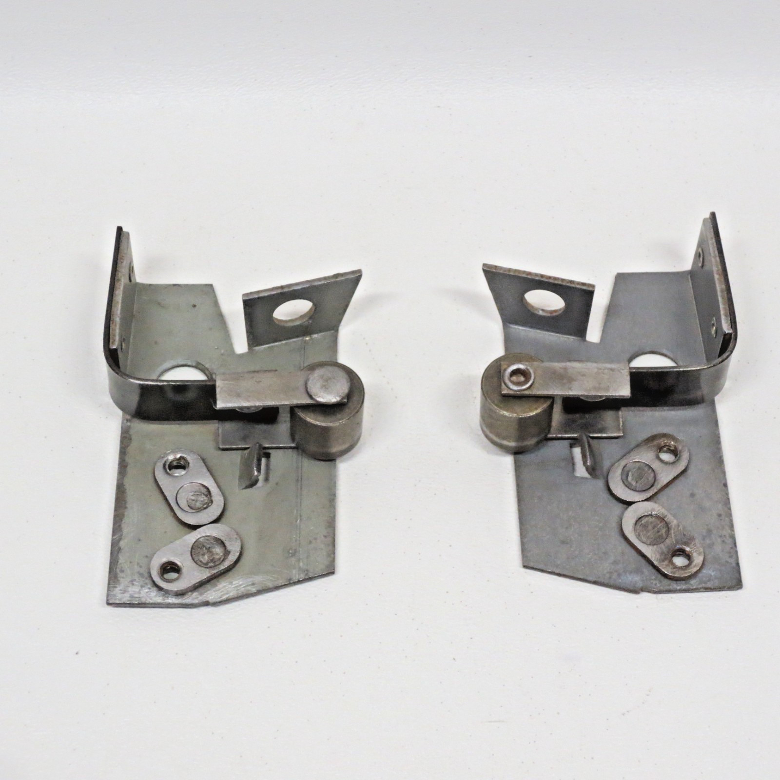 THERMADOR 14-11-607 - 14-11-606 OVEN ROLLER HINGE LH/RH SET 00485346 - 00485345