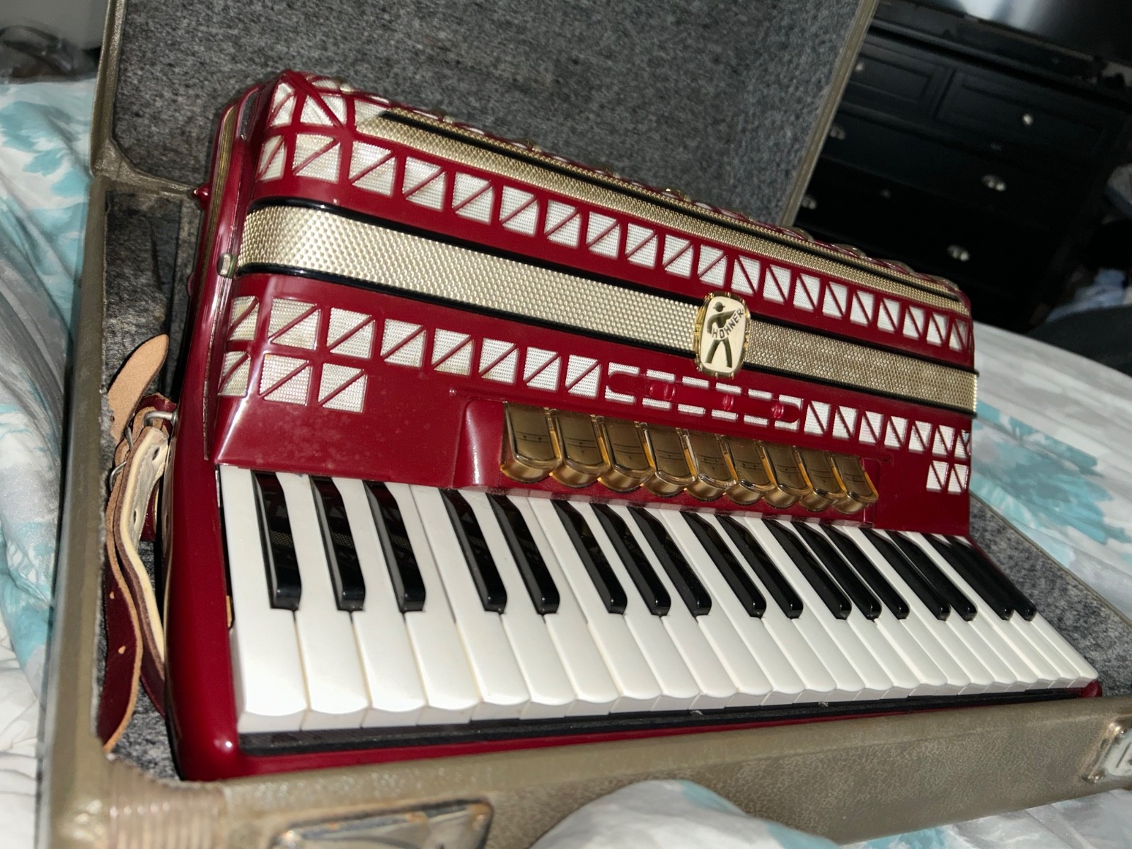 Horner Atlantic III accordion with the case in great condition. Made in Germany.
