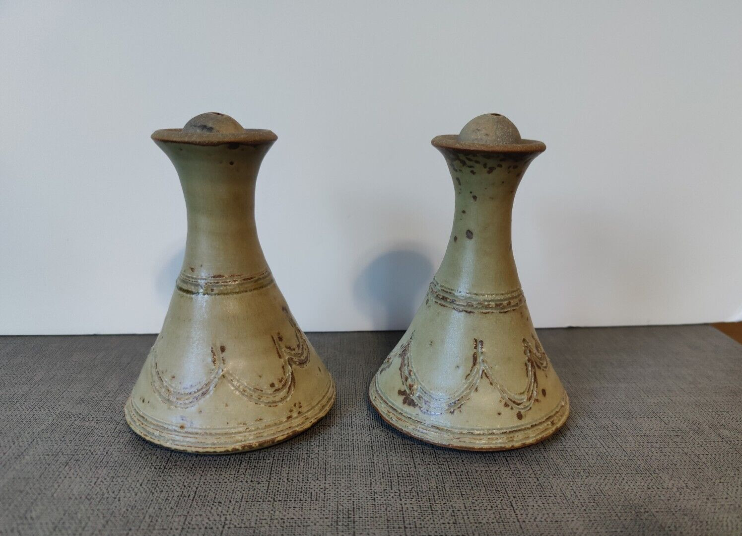 2 Decorative Stonware Oil Lamps With Round Lids Rope Wicks
