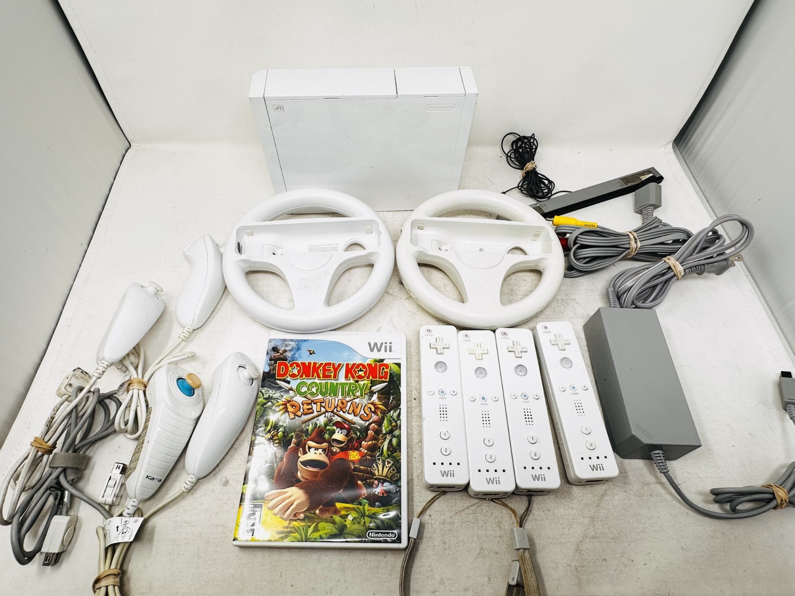 Nintendo Wii Console Bundle w/ 4 Remotes, 4 Nunchucks, Donkey Kong Country WORKS