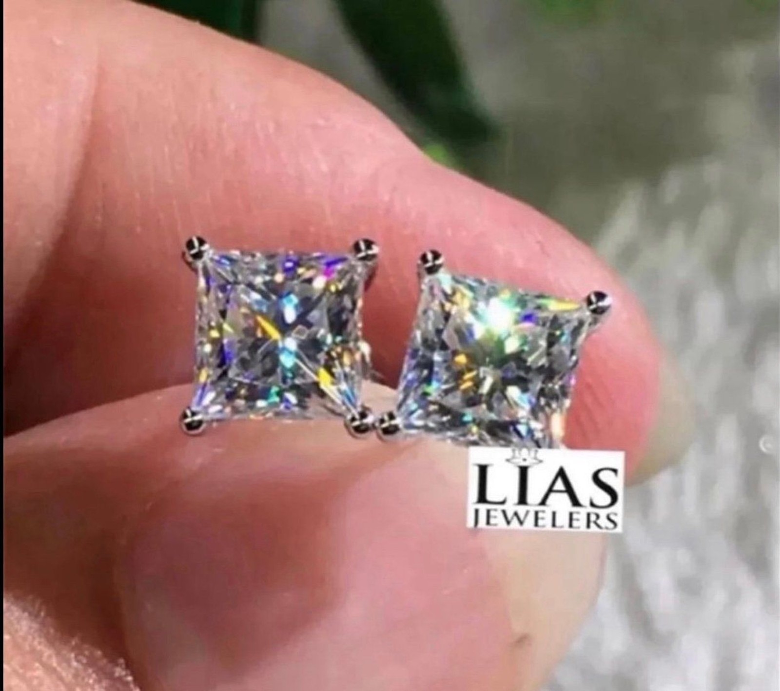 New 18k white gold studs earrings