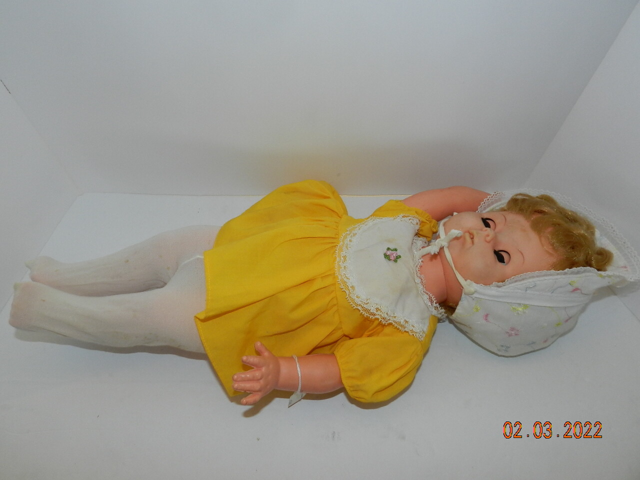 Vintage 1968 UNEEDA Doll Co Baby doll Blue Eyes 20" open/close short blonde hair