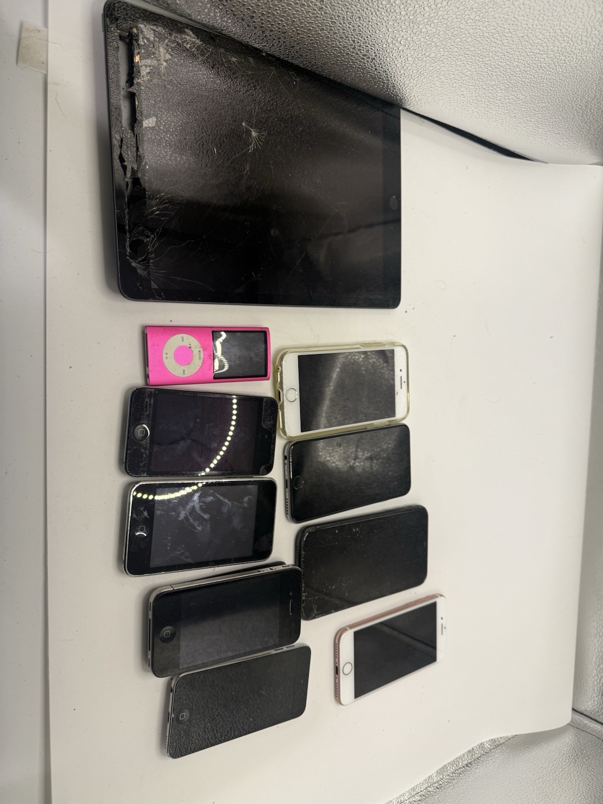 Large Lot Of Parts Or Repair Iphones, Ipods, And Ipads 10 In Total