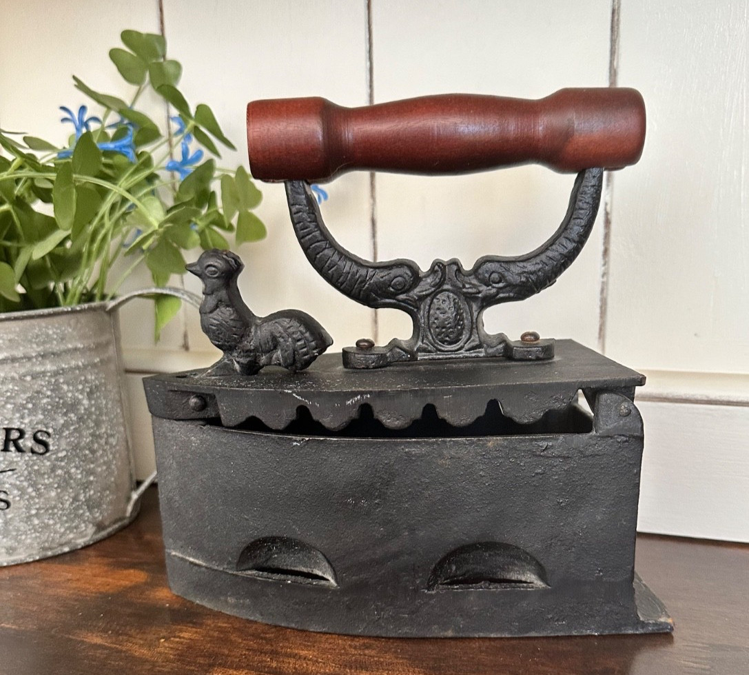Vintage Cast Iron Coal Iron Rooster Latch Charcoal Sad Iron 7¼" Clothes Iron