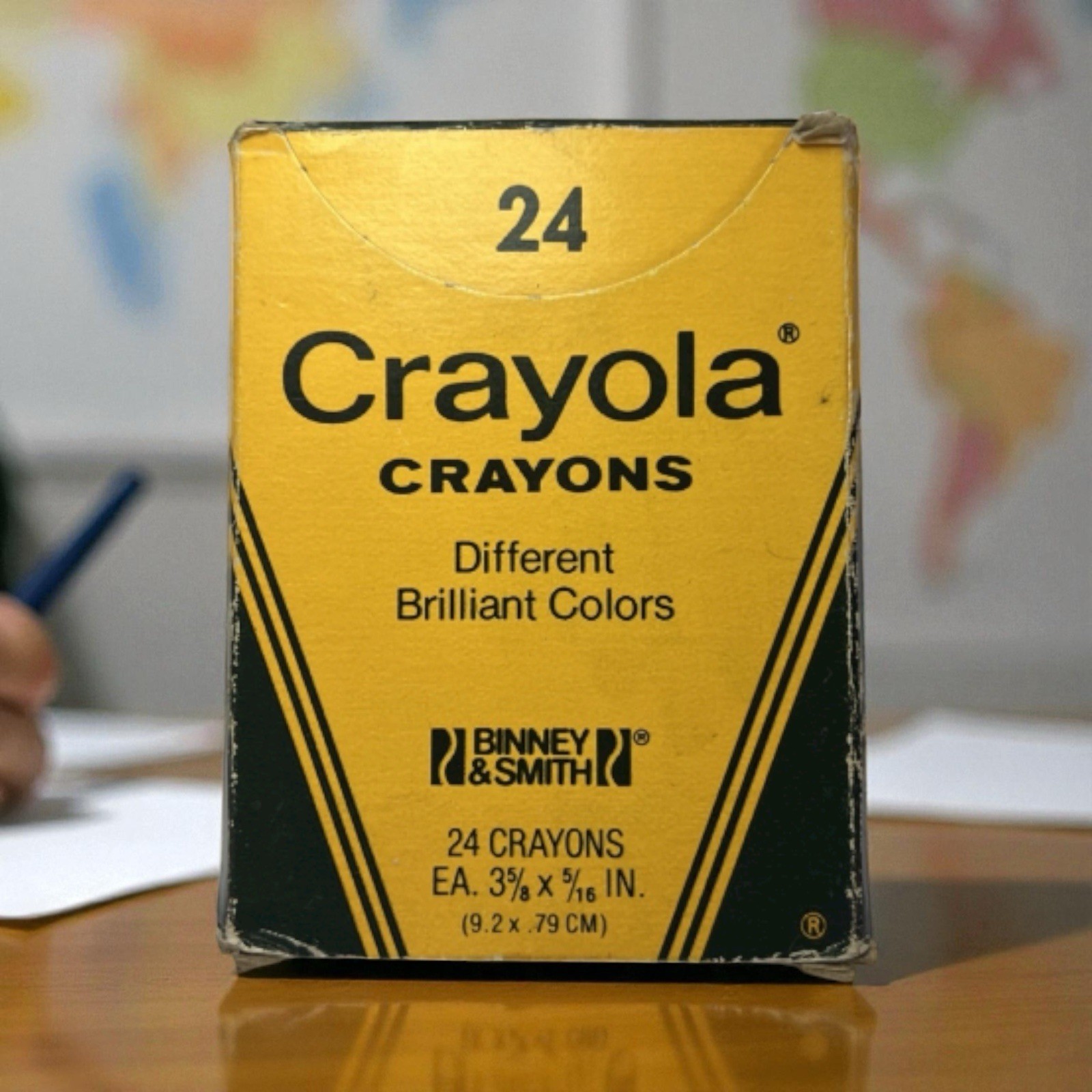 VTG Crayons 24 Count Box Binney & Smith USA Different Brilliant Colors 1970’s