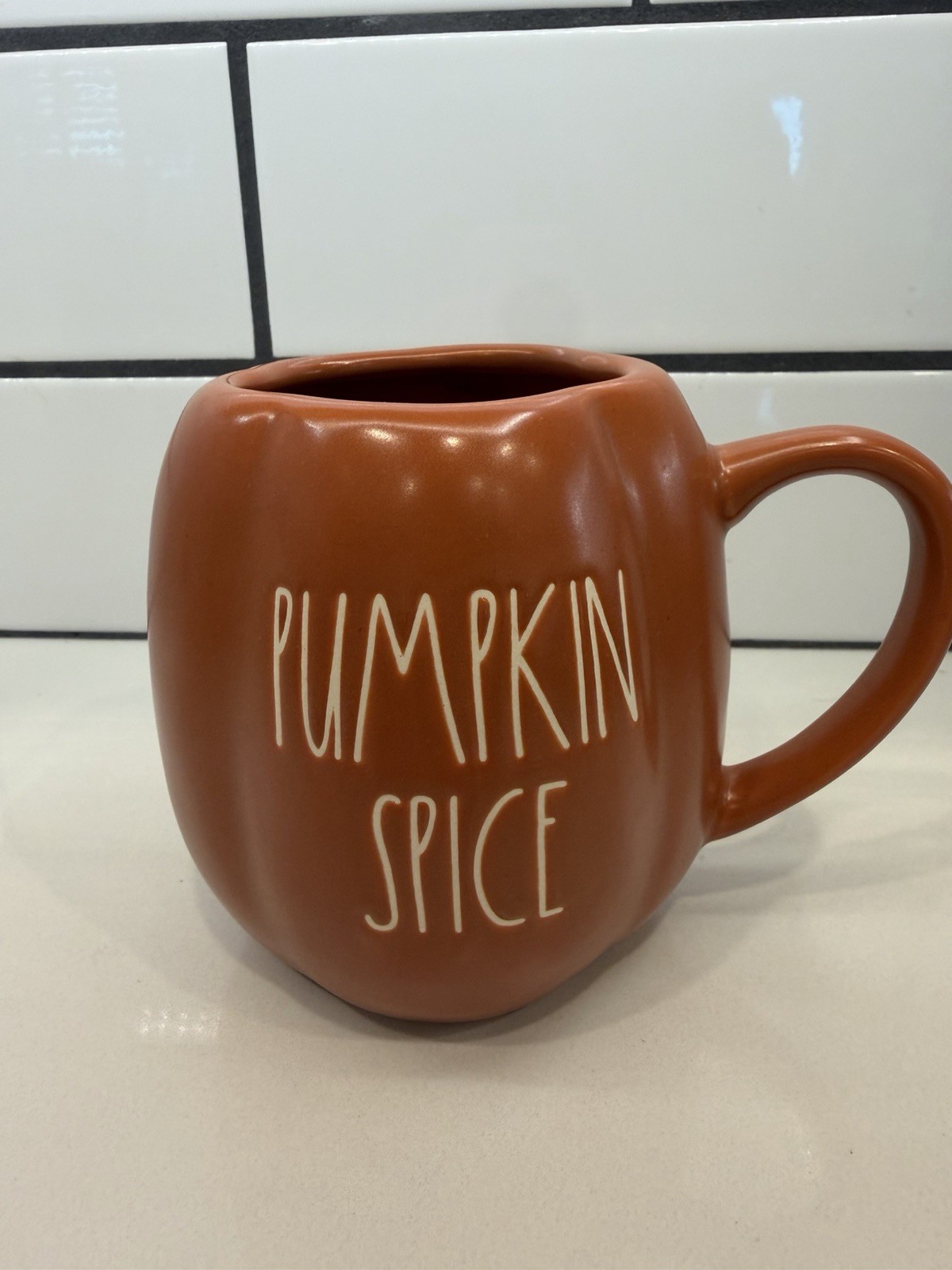 New 2023 RAE DUNN fall “PUMPKIN SPICE” Mug Pumpkin Shape Burnt Orange 🎃