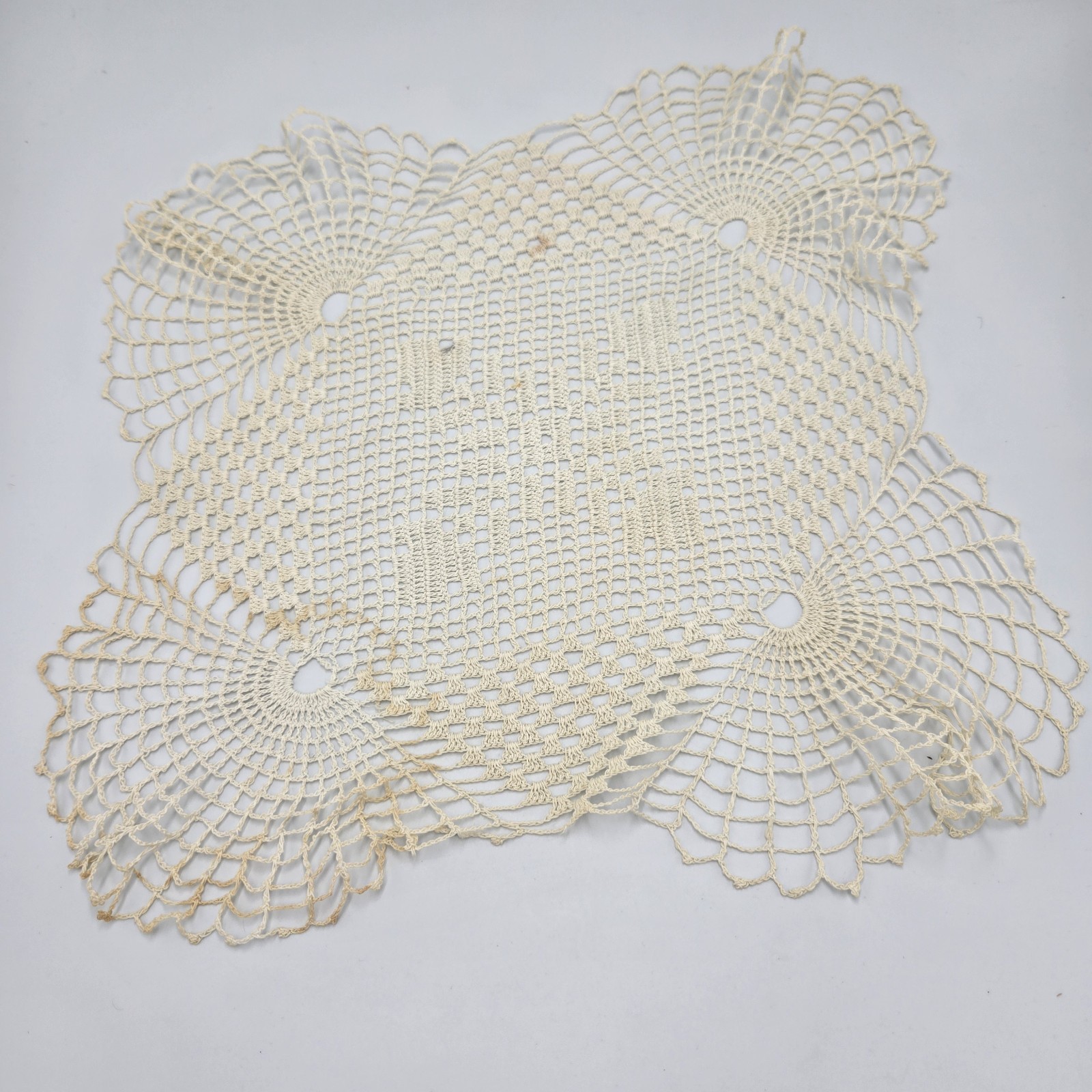 ANTIQUE & DELICATE HANDMADE LACE DRESSER DOILY COTTAGE GRANNY CORE