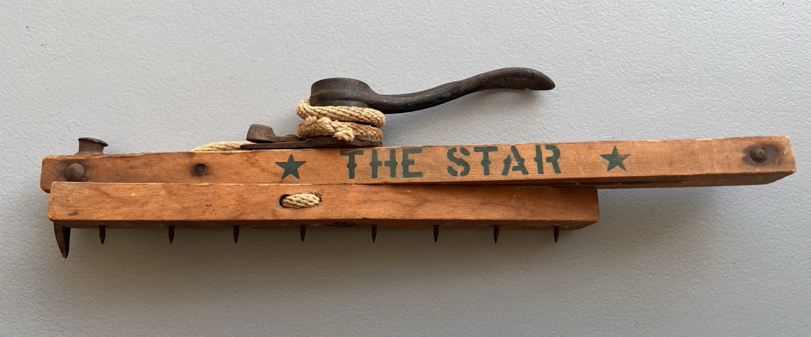 Antique Carpet Stretcher THE STAR Cast Iron & Wood Excellent Condition