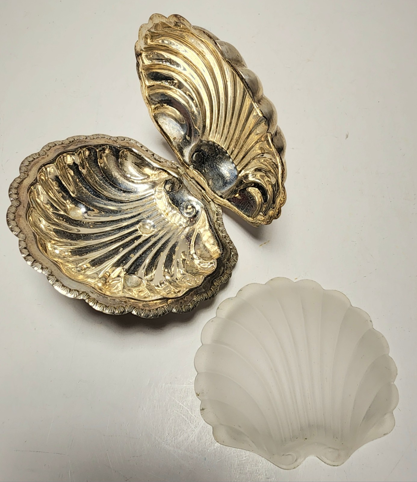 Vintage Silver Plate Clam Shape Glass Shell Soap Dish Hinged Made In England 