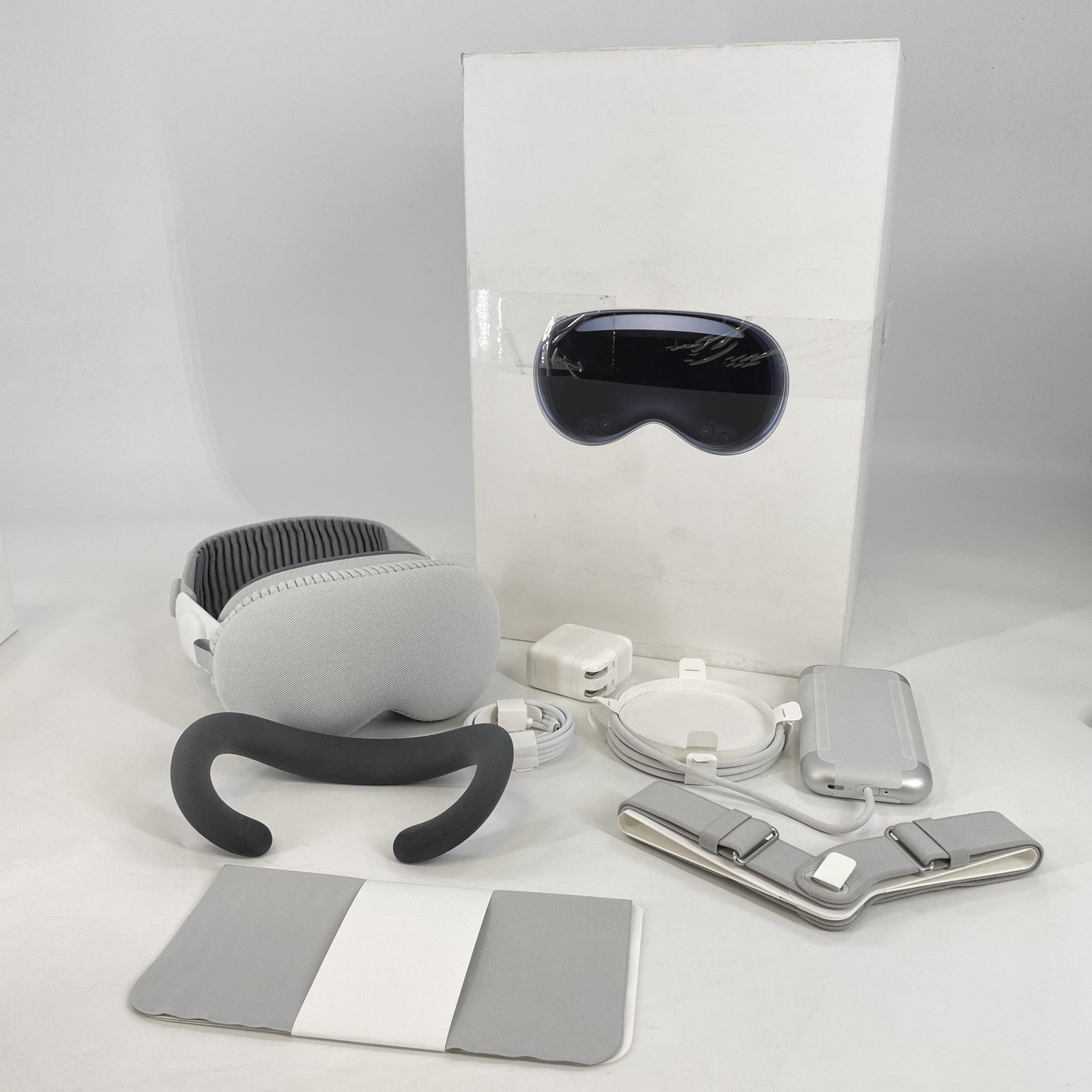 Apple Vision Pro VR Headset 512GB w/ Dual Loop Band-S/Light Seal-21W - Very Good