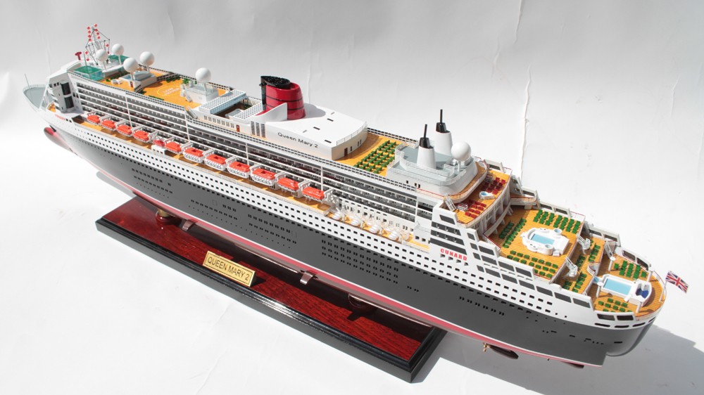 Ultra-Precision Class - Cruise Ship Queen Mary II 70cmL Wooden