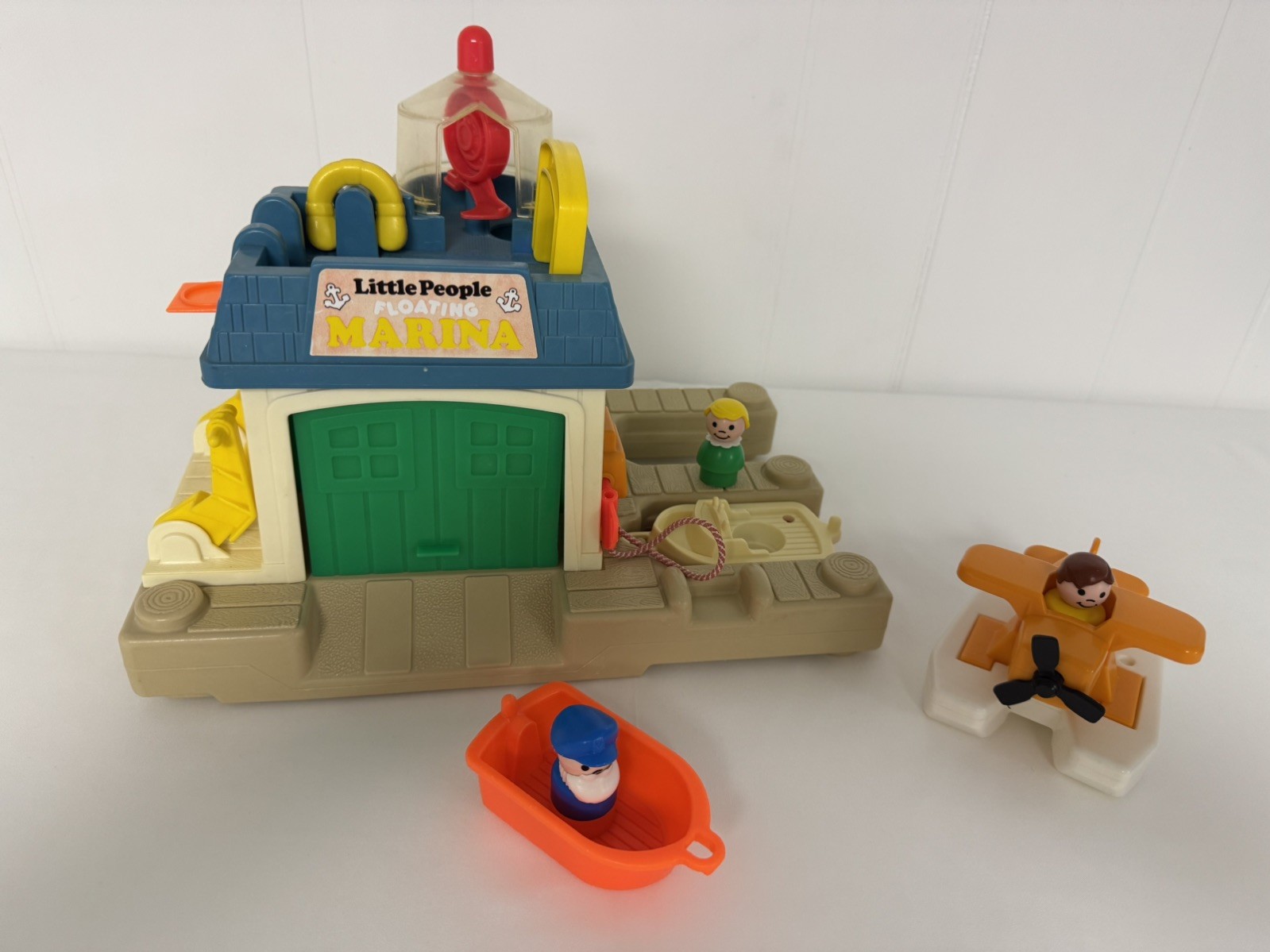 FISHER PRICE VINTAGE FLOATING MARINA SEAPLANE, BEACON, BOATS, CAPTAIN #2582 1987