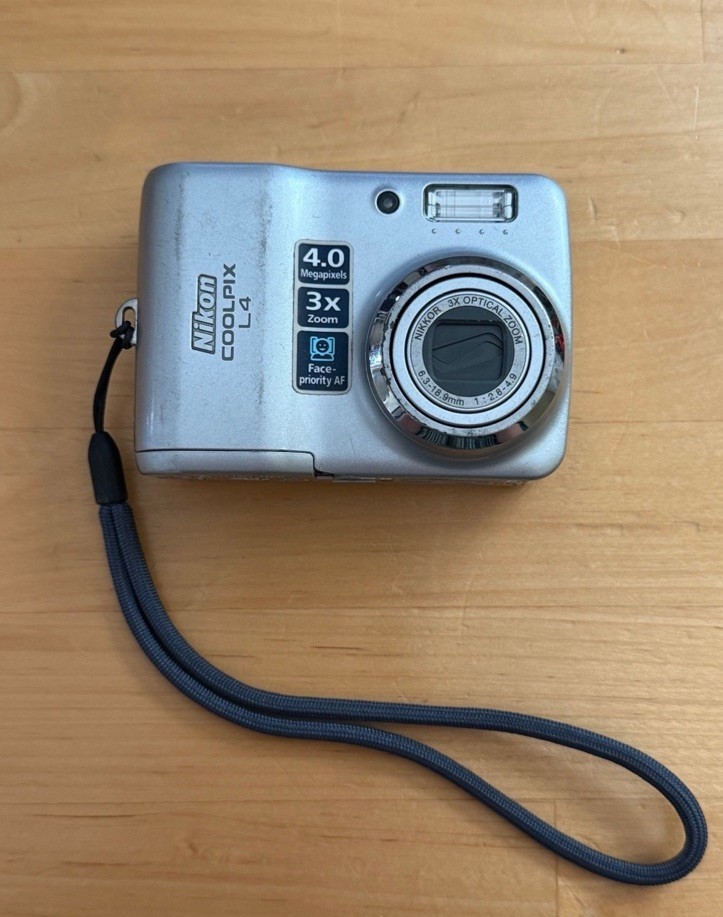 Nikon COOLPIX L4 4.0MP Digital Camera - Silver