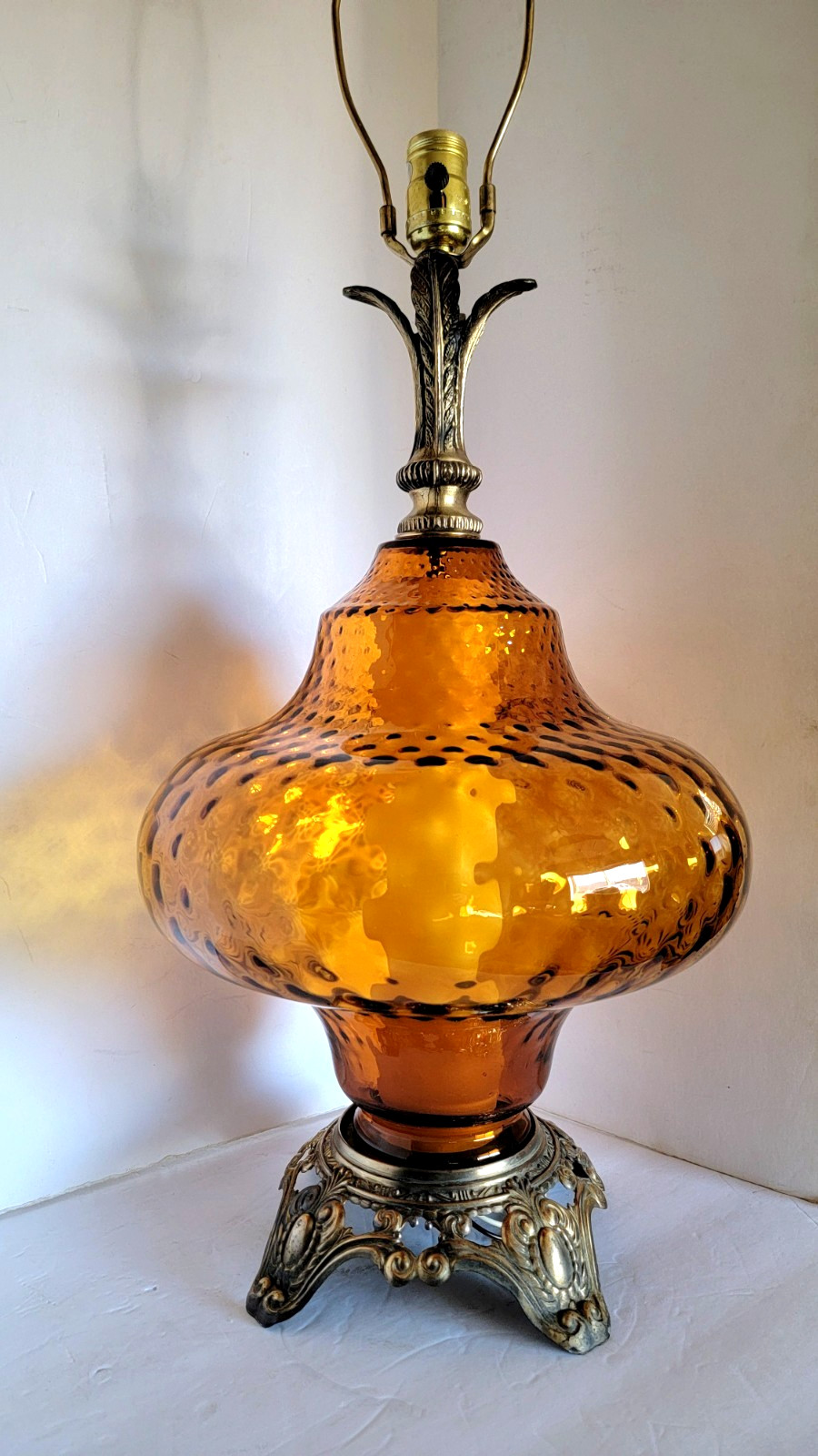 Vtg Mid Century Hollywood Regency Optical Amber Glass & Brass Table Lamp