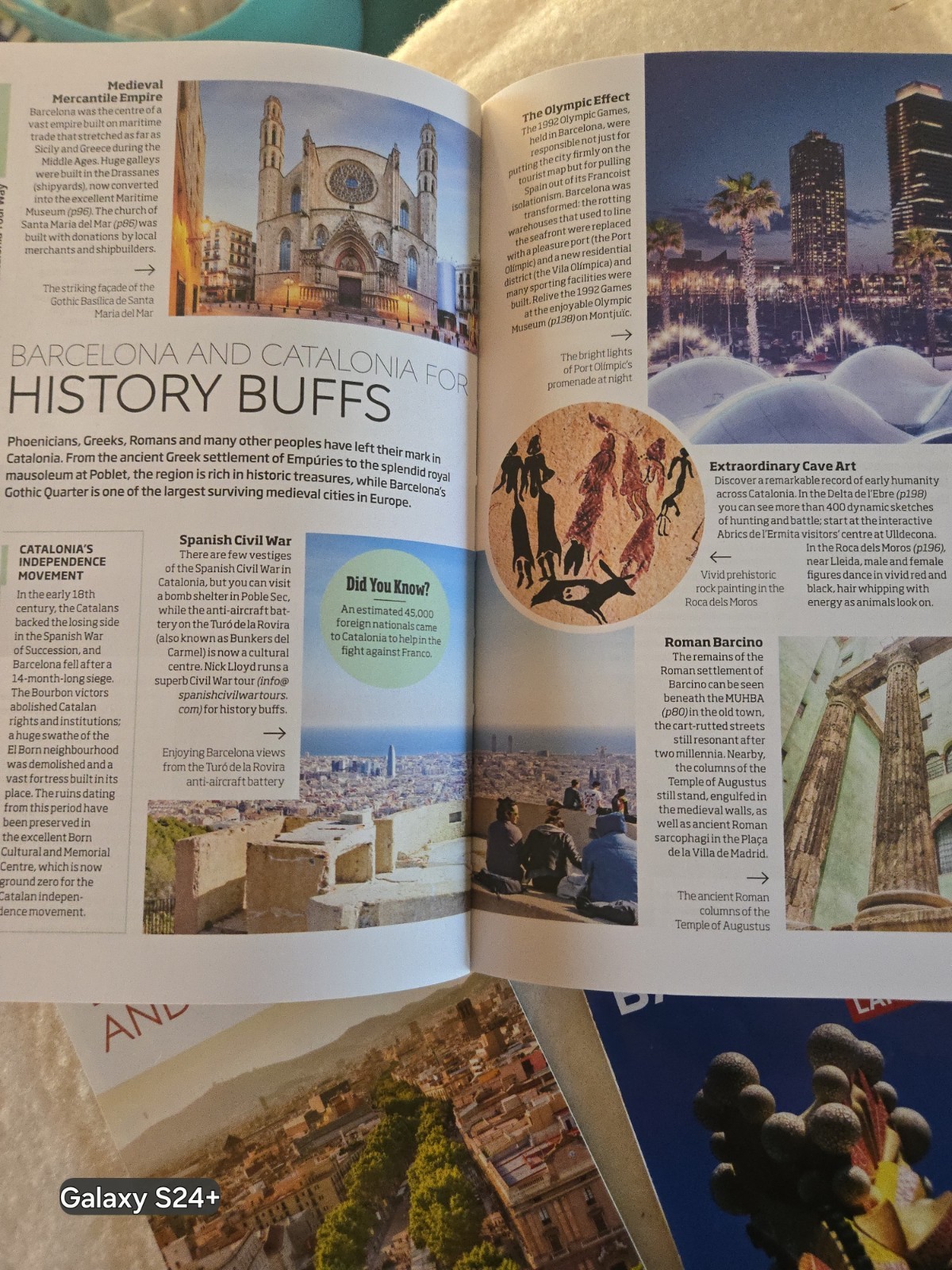 DK Eyewitness Barcelona Guidebook & Michelin Laminated Street Map Spain