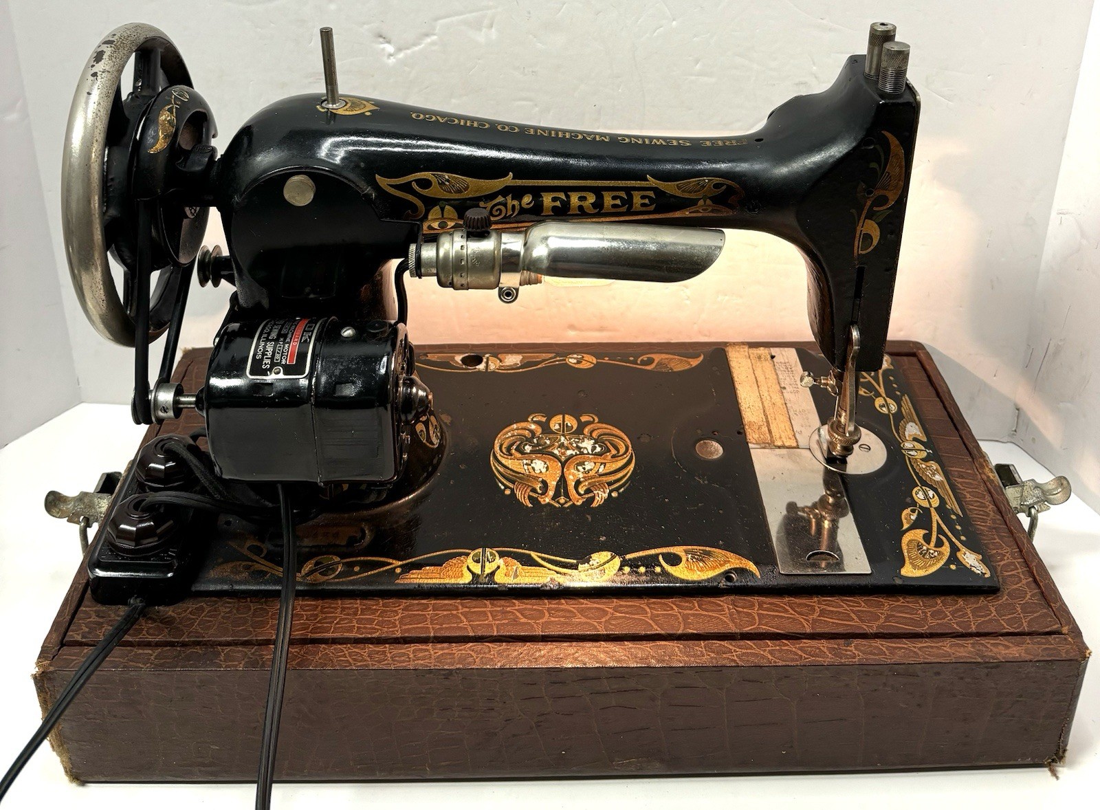 Antique The Free Sewing Machine Co. Chicago w/ Case & Pedal *Tested & Working