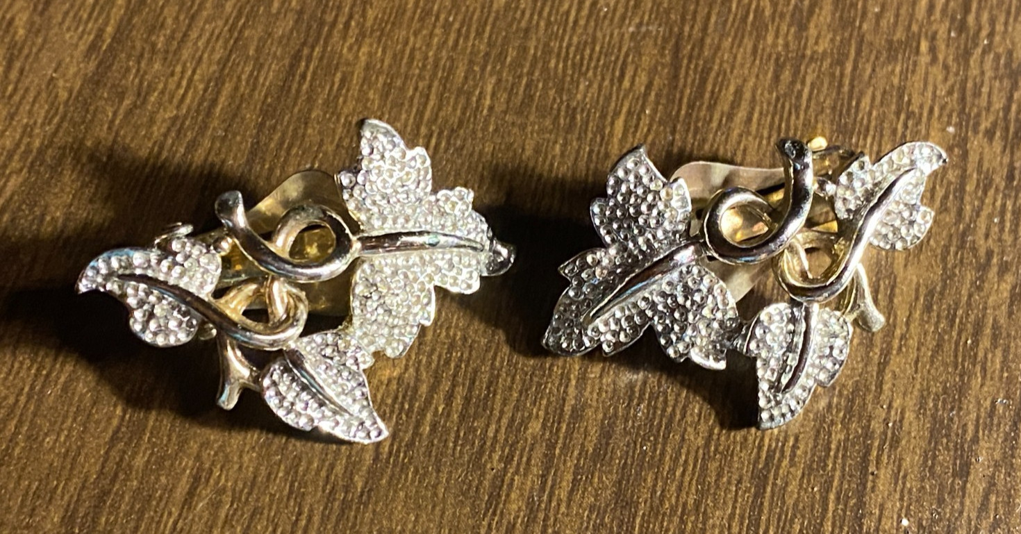 Vintage Silver Tone Sarah Coventry Leaf Clip Earrings 1 1/4"