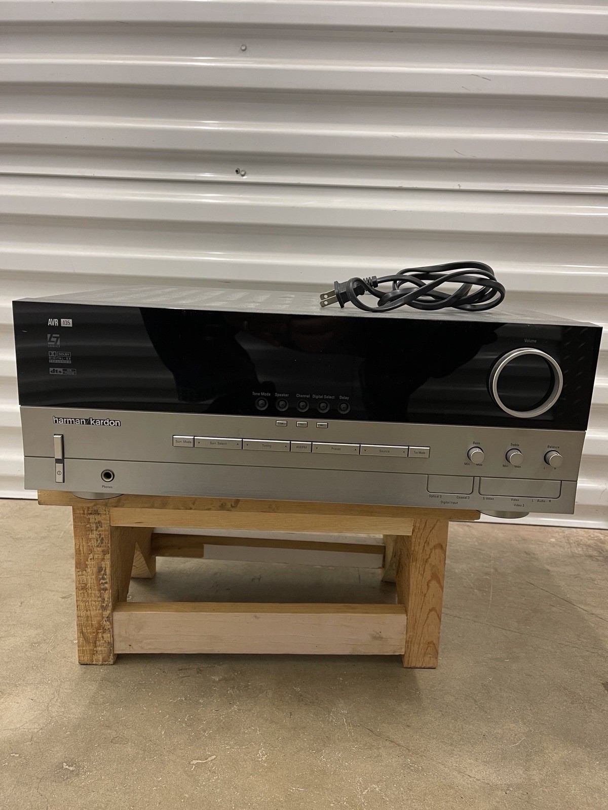 Harman Kardon AVR 135 6.1 Channel 240W Stereo Receiver  As Is