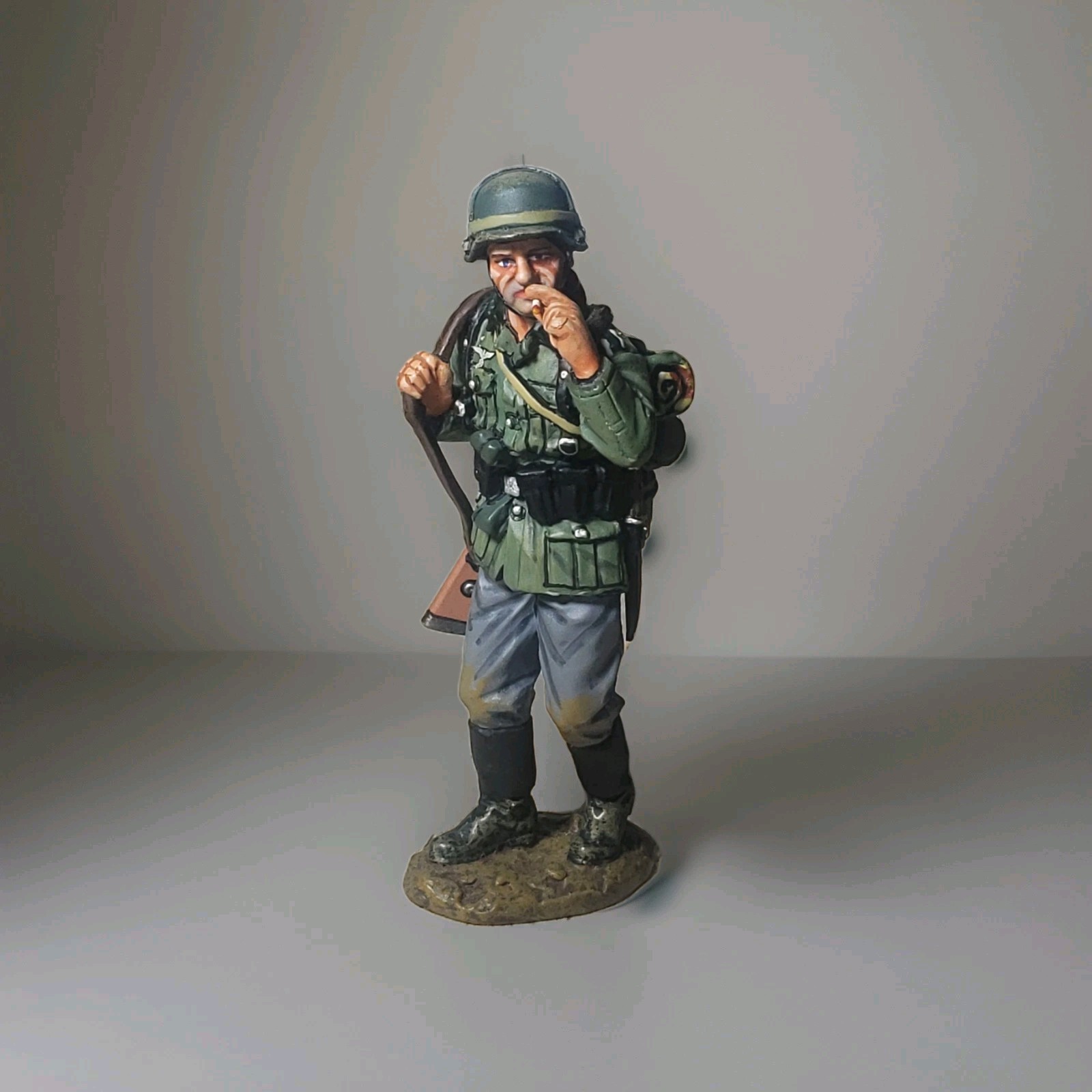 KING & COUNTRY 1/30 Scale Toy Soldier WW2 GERMAN WEHRMACHT SMOKING EUC RARE!!