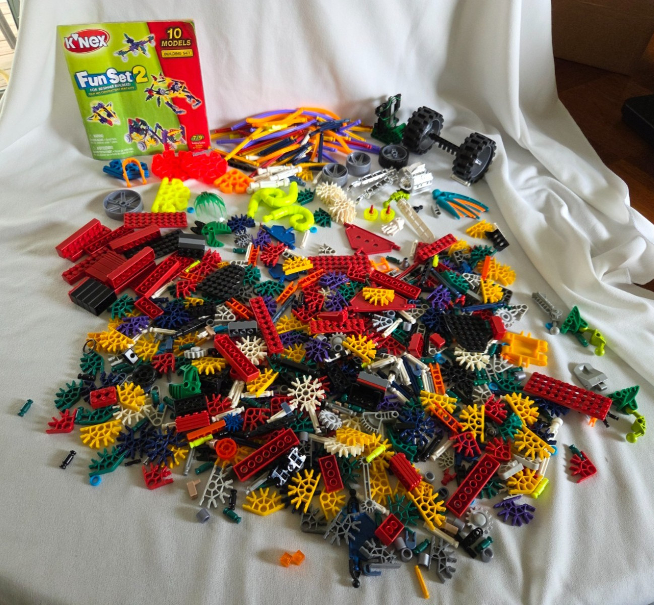 Large 4.5lb Assorted K’Nex Lot with Loaded Green Tub & Instruction Booklet