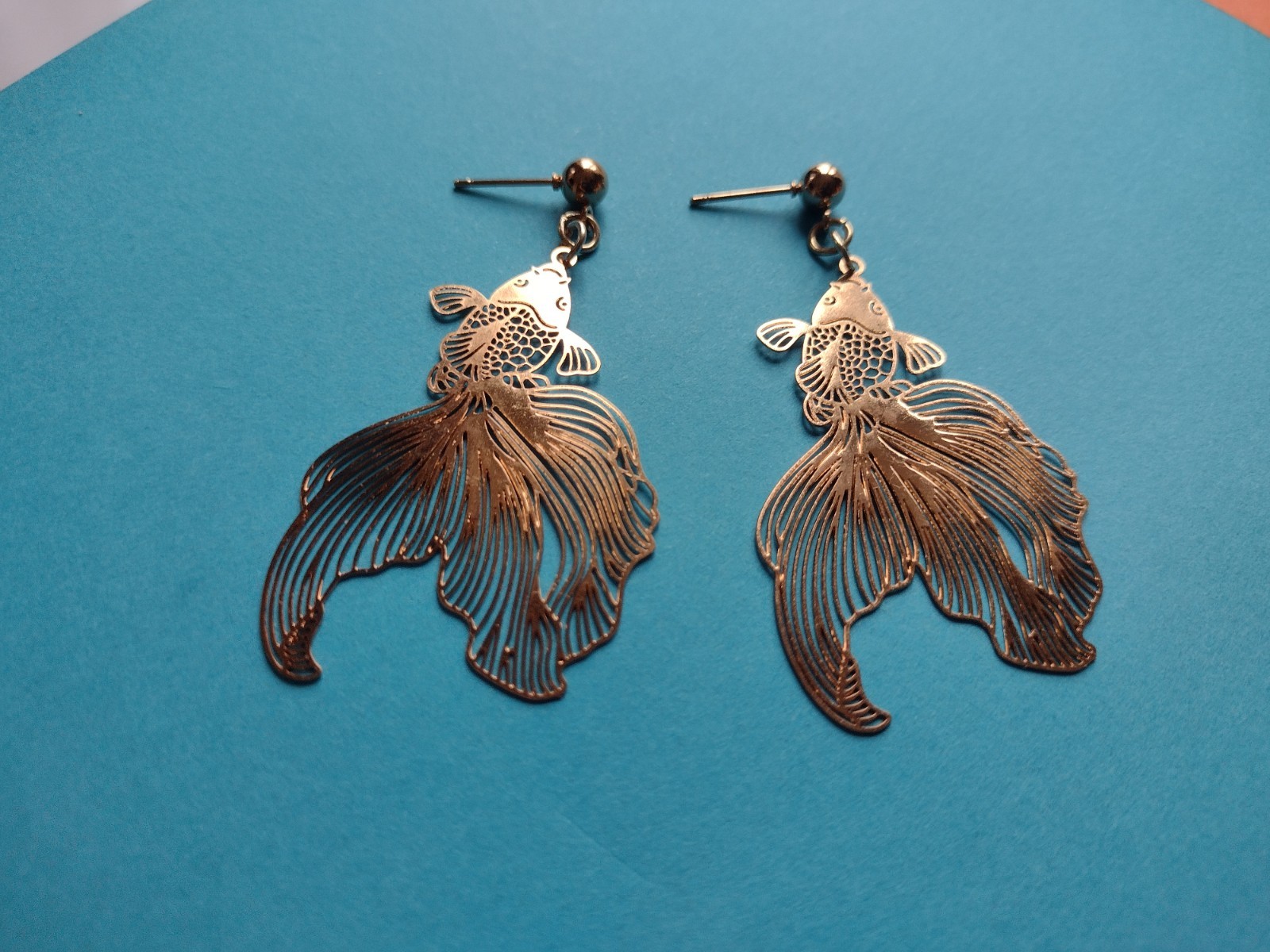 Stunning Gold tone DANGLING GOLD FISH EARRINGS + Jewellery pouch Great Gift UK