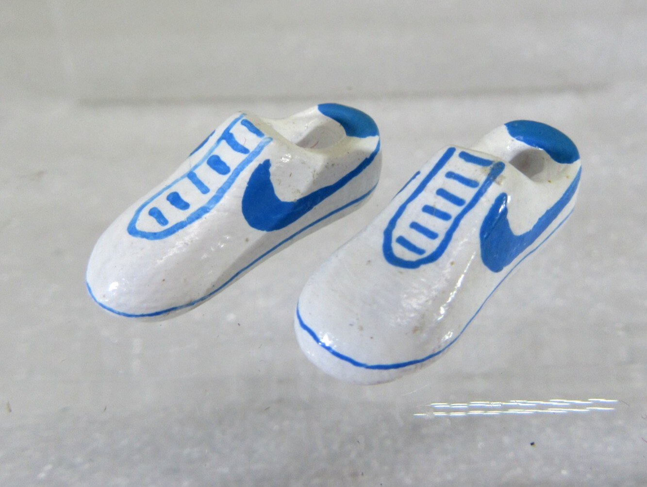 Artisan Dollhouse Miniature 1:12 vtg hand modeled clay tennis shoes 1" Nike OG