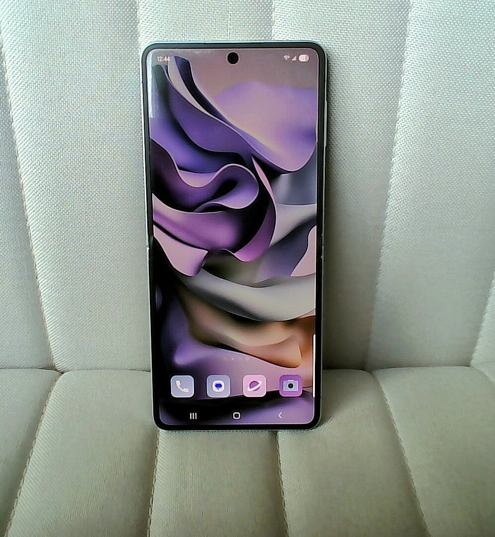 Samsung Galaxy Z Flip 7  Smartphone Mint with Box